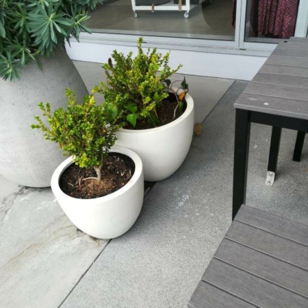 Lightweight round planters