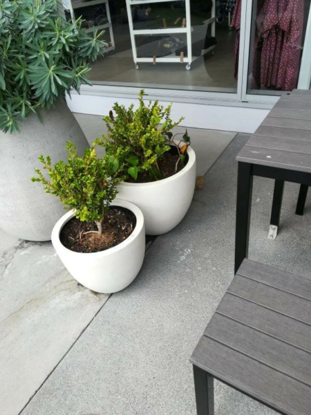 Lightweight round planters